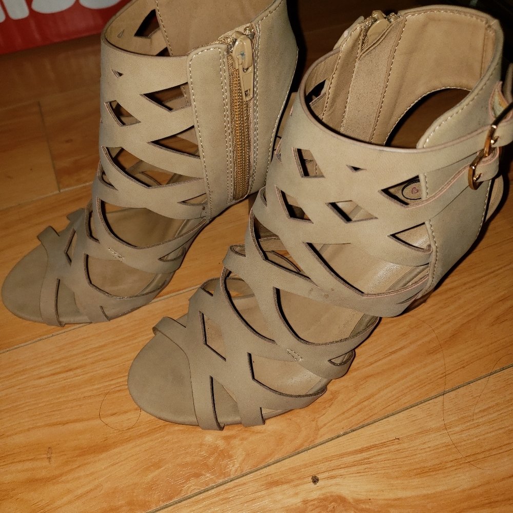 Heels - Picture 1 of 3